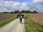 Vi gär vidare på vår vandring. Johan på cykel visar vägen.